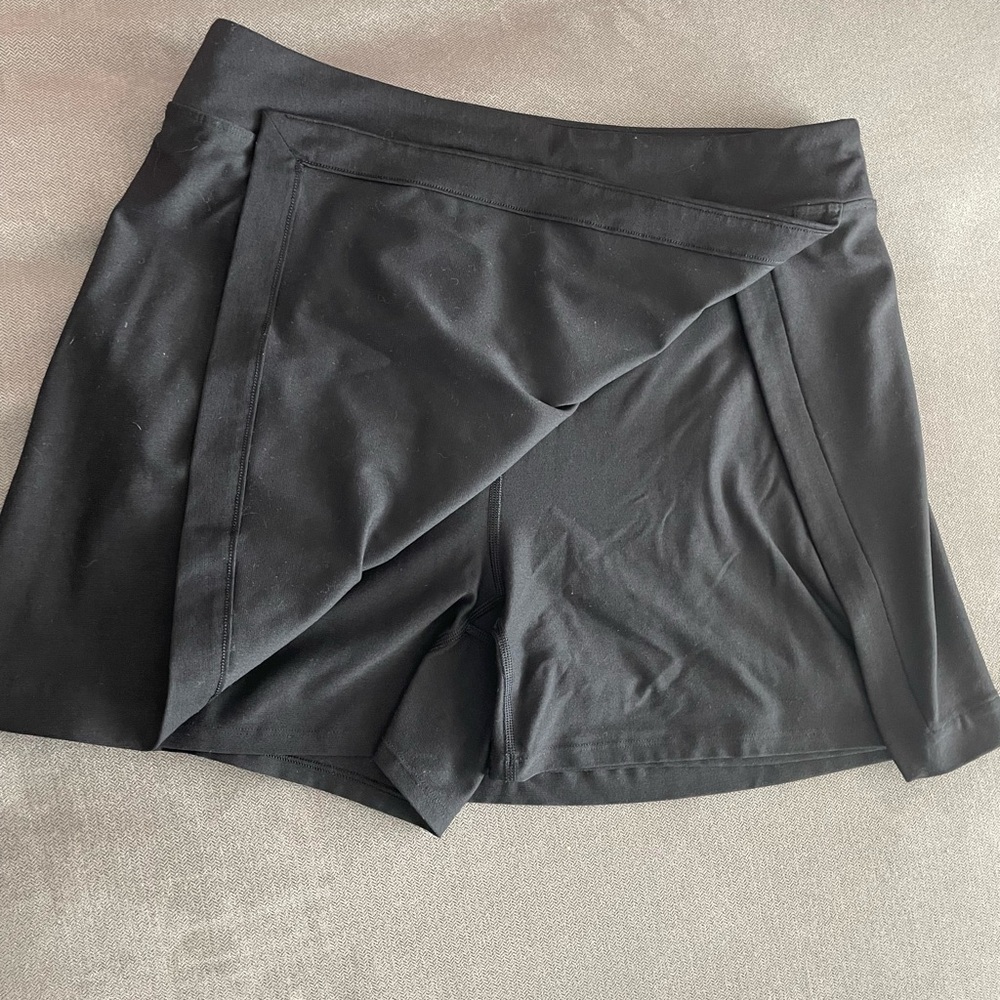Outdoor Voices size L athletic skort, black
